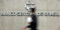 Homem passa por sede do Banco Central, em Bras&iacute;lia 15/01/2014 REUTERS/Ueslei Marcelino  Foto: Reuters