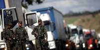 Militares escoltam caminhões durante greve dos caminhoneiros 30/05/ 2018. REUTERS/Ueslei Marcelino - RC1735237C80  Foto: Reuters
