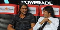 Leonardo e Maldini em jogo do Milan em 2009  Foto: Valerio Pennicino / Getty Images