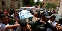 Pessoas carregam corpo de militante do Hamas morto por disparo de tanque israelense 07/08/2018 REUTERS/Mohammed Salem  Foto: Reuters