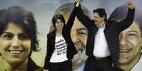 Manuela D'Ávila e Fernando Haddad em coletiva nesta terça (7)  Foto: Bruno Rocha / Fotoarena / Estadão Conteúdo