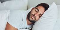 Dormir de lado é melhor do que dormir de bruços, mas qual lado é melhor?  Foto: Getty Images / BBC News Brasil