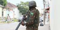 Caso ocorreu na Vila Vint&eacute;m durante patrulhamento das For&ccedil;as Armadas  Foto: Jos&eacute; Lucena / Futura Press