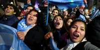 Ativistas antiaborto comemoram decisão do Senado da Argentina contra projeto de lei para legalizar o aborto, em Buenos Aires 09/08/2018 REUTERS/Agustin Marcarian  Foto: Reuters