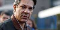 Candidato a vice-presidente pelo PT, Fernando Haddad, deixa sede da Pol&iacute;cia Federal em Curitiba 06/08/2018 REUTERS/Rodolfo Buhrer  Foto: Reuters