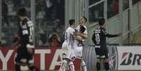 Após a derrota por 1 a 0 para o Colo-Colo, no jogo de ida das oitavas de final da competição nesta quarta-feira, o Corinthians terá que fazer algo que não consegue há 18 anos: virar um mata-mata de Libertadores  Foto: Ivan Alvarado / Reuters