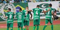 Jogadores do Goiás comemoram o gol de Lucão na vitória sobre o CSA  Foto: Reprodução Twitter Goiás / Estadão