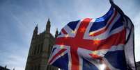 Manifestante anti-Brexit acena com bandeira britânica em frente ao Parlamento 30/01/2018 REUTERS/Toby Melville  Foto: Reuters