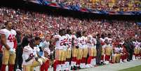 Jogadores do San Francisco 49ers ajoelham durante execução do hino nacional dos Estados Unidos antes de partida da NFL
15/10/2017 Geoff Burke-USA TODAY Sports   Foto: Reuters