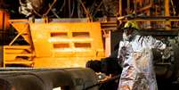 Homem trabalha na usina de Usiminas em Ipatinga 17/04/ 2018. REUTERS/Alexandre Mota  Foto: Reuters
