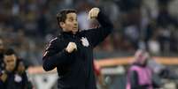 O técnico do Corinthians, Osmar Loss, dá instruções durante jogo  Foto: Marcelo Hernandez / Getty Images