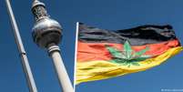 Folha de erva superposta à bandeira da Alemanha, na 22ª Parada da Cânabis  Foto: DW / Deutsche Welle