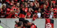 Com a vitória por 1 a 0, o Flamengo não deixa o São Paulo se distanciar e continua a apenas um ponto do líder do Brasileirão  Foto: NAYRA HALM/FOTOARENA / Estadão Conteúdo
