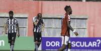 Jogo entre Paraná e Botafogo terminou empatado em 1 a 1; placar não ajudou nenhum dos dois times  Foto: JOKA MADRUGA/FUTURA PRESS / Estadão