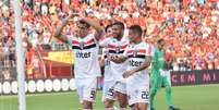 Com a vitória por 3 a 1 em cima do Sport, na Ilha do Retiro, o São Paulo manteve a liderança por mais uma rodada  Foto: ADEMAR FILHO/FUTURA PRESS / Estadão Conteúdo