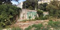 Trecho estava parcialmente encoberto em terreno perto da sede do Serviço Federal de Inteligência da Alemanha (BND).  Foto: DW / Deutsche Welle