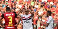 Respeitosamente e sem efusividade, Diego Souza comemora seu gol contra o Sport  Foto: Paulo Paiva/Agif / Gazeta Press