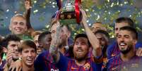Messi levantou a taça da Supercopa da Espanha como capitão  Foto: Jon Nazca / Reuters