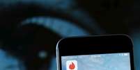 Aplicativo Tinder é mostrado em tela de iPhone. 10/02/2016. REUTERS/Mike Blake.  Foto: Mike Blake / Reuters
