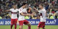 Colorados comemoram gol de Nico Lopez na vitória do Inter por 3 a 0 sobre o Fluminense no Maracanã  Foto: Delmiro Junior/Photo Premium / Gazeta Press