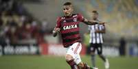 Guerrero defendia o Flamengo, mas trocou o time rubro-negro carioca pela equipe colorada  Foto: Celso Pupo / Fotoarena / Estadão