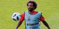 Marcelo treina com o Real MAdrid para a disputa da Supercopa da Espanha  Foto: Maxim Shemetov / Reuters