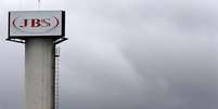 Logo da JBS sobre torre em unidade da empresa  Foto: Paulo Whitaker / Reuters