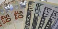 Notas de reias e dólares em foto ilustrativa
10/09/25015 REUTERS/Ricardo Moraes  Foto: Reuters