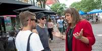 A candidata Christine Hallquist conversa com eleitores em rua de Burlington, no Estado americano do Vermont  Foto: Caleb Kenna / Reuters