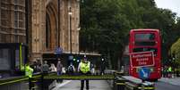 Policiais cercam o local onde ocorreu o atropelamento ao lado do Parlamento britânico  Foto: Hannah McKay / Reuters