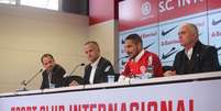 Nesta quarta-feira, Paolo Guerrero vestiu a camisa do Internacional, teve o primeiro contato com a torcida Colorada e voltou a prometer muita raça com a camisa do time gaúcho  Foto: Ricardo Duarte/Internacional / LANCE!