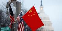 Bandeiras da China e dos Estados Unidos em poste de Washington 18/01/2011 
REUTERS/Hyungwon Kang  Foto: Reuters
