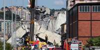 Bombeiros e equipes de resgate são vistos em local de desabamento de ponte em Gênova, na Itália 15/08/2018 REUTERS/Stefano Rellandini   Foto: Reuters