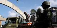 Soldados na entrada da favela da Rocinha, na zona sul do Rio de Janeiro  Foto: DW / Deutsche Welle