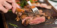 Algumas dietas low-carb são ricas em proteínas e gorduras animais, mas pesquisadores sugerem que elas sejam trocadas pelas vegetais  Foto: Getty Images / BBC News Brasil