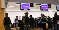 Policiais com c&atilde;es farejadores perto de guich&ecirc;s da Latam no aeroporto Jorge Ch&aacute;vez, em Callao, no Peru 16/08/2018 REUTERS/Mariana Bazo  Foto: Reuters