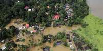 Vista área de localidade parcialmente alagada por enchentes em Kerala, na Índia  Foto: Sivaram V / Reuters