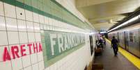 Metrô de Nova York tem a palavra "Aretha" pintada em estação
 16/8/2018    REUTERS/Lucas Jackson   Foto: Reuters