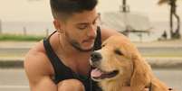 Arthur Aguiar explicou que doou Pipoca, seu cachorro com Mayra Cardi, após ele sofrer com o piso de porcelanato do apartamento onde viviam  Foto: Instagram / PurePeople