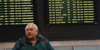 Painel de voos do aeroporto Jorge Chavez em Callao, no Chile, com voo cancelado  Foto: Mariana Bazo / Reuters