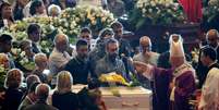 O arcebispo de Gênova, cardeal Angelo Bagnasco, abençoa o caixão durante o funeral de Estado das vítimas do desmoronamento da ponte Morandi  Foto: Stefano Rellandini / Reuters