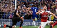 Marcos Alonso comemora o gol da vitória do Chelsea  Foto: Toby Melville / Reuters