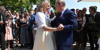 Putin dança com a noiva e chefe da diplomacia da Áustria, Karin Kneissl  Foto: DW / Deutsche Welle