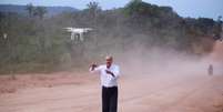 O presidenciável tucano Geraldo Alckmin grava vídeo com drone em Santarém (PA)  Foto: CIETE SILVERIO/DIVULGAÇÃO / Estadão Conteúdo