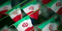 Bandeiras do Irã em praça de Teerã 10/02/2012 REUTERS/Morteza Nikoubazl  Foto: Reuters