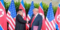 Presidente dos EUA, Donald Trump, cumprimenta líder norte-coreano, Kim Jong Un, durante cúpula em Cingapura  Foto: KCNA / Reuters