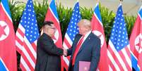 Presidente dos EUA, Donald Trump, cumprimenta líder norte-coreano, Kim Jong Un, durante cúpula em Cingapura
12/06/2018
KCNA via REUTERS  Foto: KCNA / Reuters