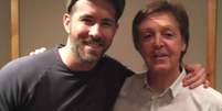 O ator Ryan Reynolds ao lado do ex-beatle Paul McCartney.  Foto: Instagram / @vancityreynolds / Estad&atilde;o
