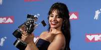 Camila Cabello posa com prêmios do VMA em Nova York, Estados Unidos 20/08/2018 REUTERS/Carlo Allegri   Foto: Reuters