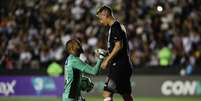 Everson, goleiro do Ceará, e Maxi Lopez, atacante do Vasco, em partida válida pela 19ª rodada do Campeonato Brasileiro, no estádio de São Januário, no Rio de Janeiro, nesta segunda-feira, 20.  Foto: ANDRé MELO ANDRADE/ELEVEN / Estadão